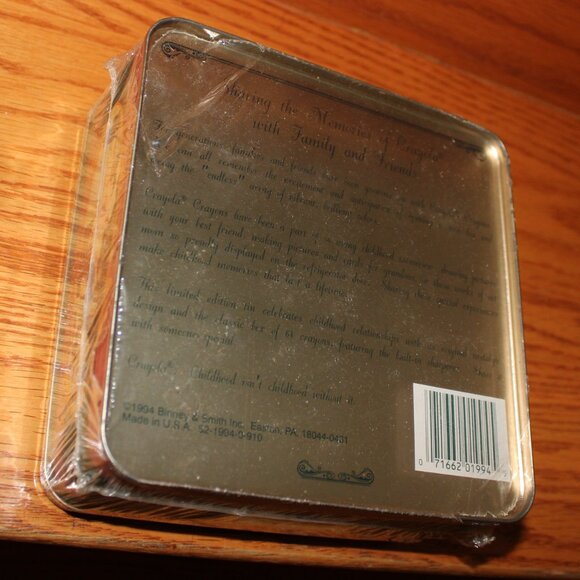 3/$88❤️Limited Edition 1994 CRAYOLA Trademark tin gift box +sharpener +64crayons - Picture 9 of 11